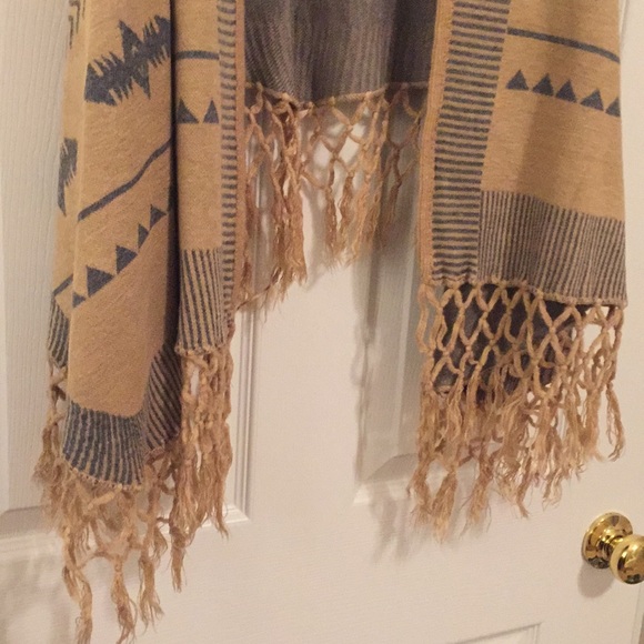 Coco + Carmen Vest - Picture 2 of 5